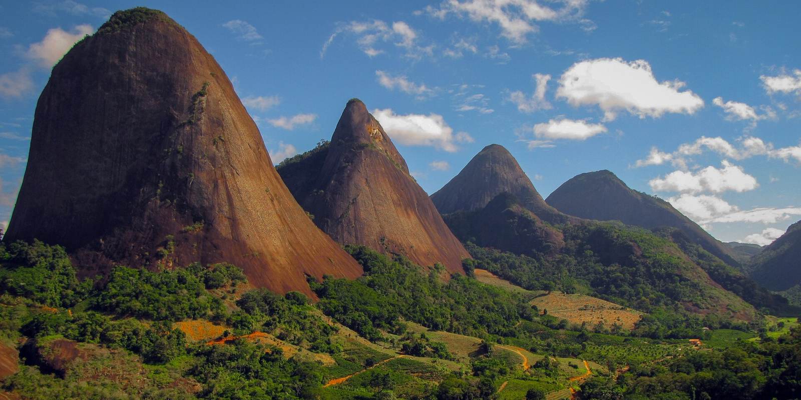Pontões de granito sobre um vale verde cortado por estradas de terra em Pancas, no noroeste do Espírito Santo